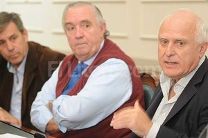 Flavio Raina Lifschitz y Jatón dialogaron con el titular de la entidad, Olegario Tejedor, e integrantes de la comisión directiva.