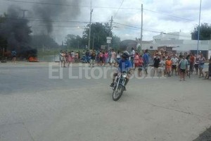 ELLITORAL_117493 | Twitter @FMPowerMax Recreo Cortes. Los piquetes están en la intersección con al ruta 5 y en el kilómetro 481 de la ruta 11 y traban la circulación hacia Santa Fe y hacia el centro de Recreo.