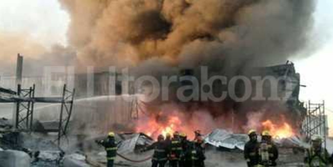 Incendio feroz en una fábrica de plásticos en Rosario