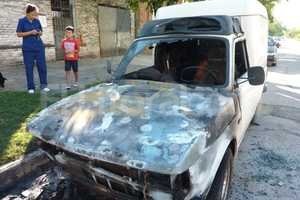 ELLITORAL_119765 |  Danilo Chiapello El último. La Fiorino quemada en barrio Sargento Cabral. Sólo en este mes sumaron 11 los siniestros intencionales contra vehículos estacionados en la vía pública.