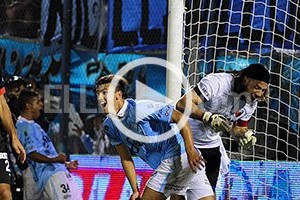 ELLITORAL_120675 |  Télam Flojo trabajo de la defensa de Colón. Fueron dos goles pero podrían haber sido más