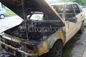 ELLITORAL_119280 |  Flavio Raina Lo que quedó del Duna incendiado en Luciano Torrent al 2900. Hacía tres meses que lo habían comprado.