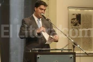 DyN Jorge Capitanich rompe las notas de Clarín ante la prensa.
