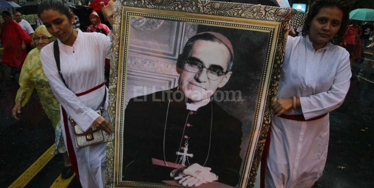 Salvadoreños inician camino final hacia beatificación de monseñor Romero 