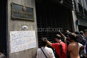 ELLITORAL_114627 |  EFE / Martin Di Maggio Las guardias periodísticas frente a la fiscalía donde ejerce funciones Viviana Fein son ya un clásico en estos días.