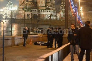 ELLITORAL_116721 |  EFE El cadáver cubierto de Nemtsov sobre el puente moscovita. El mundo reclama por el esclarecimiento del asesinato.