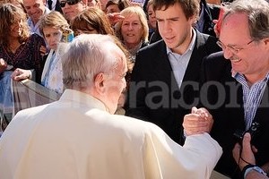 ELLITORAL_107581 |  Felici (Roma) Reencuentro. En medio del gentío, unos minutos para la afectividad, el recuerdo y alguna nota de humor.