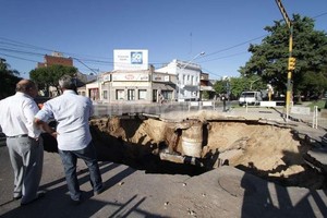 ELLITORAL_116088 |  Pablo Aguirre El cráter interrumpe la normal circulación en Bulevar y Urquiza