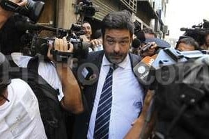 ELLITORAL_118644 |  EFE El abogado del experto en informática Diego Lagomarsino, Maximiliano Rusconi, es abordado por periodistas.
