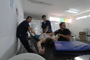 ELLITORAL_125061 |  Mauricio Garín Trabajo diario. Un equipo de jóvenes kinesiólogos atiende todos los días a decenas de personas de la zona norte. Desde pacientes que sufrieron un ACV hasta casos de rehabilitación, todos tienen su especial tratamiento en el Centro de Salud.