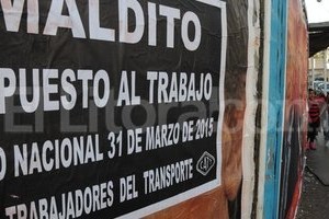 ELLITORAL_119616 |  Flavio Raina Sobre la peatonal San Martín hay carteles que ya se expresan sobre el paro de este martes.
