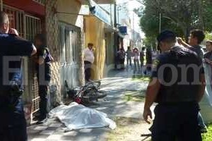 ELLITORAL_120545 |  Danilo Chiapello La víctima quedó tirada en la puerta de un quiosco de la zona