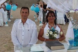 Gentileza familia Iglesias. Bodas de plata. Somos de la idea de no dejar nada pendiente, de cumplir nuestros deseos, y casarnos en la playa era uno importante , dijo el novio.
