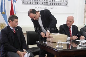 Pablo Aguirre Juntos. El gobernador y el intendente encabezaron el acto de apertura de sobres que se realizó en el Salón Blanco de Casa de Gobierno.