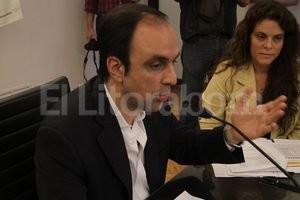 ELLITORAL_109185 |  Guillermo Di Salvatore (Archivo) ¿Borrón y cuenta nueva? Hace 15 días el intendente presentó la proyección presupuestaria 2015, incluyendo las partidas de Obras Menores de este año y del que viene.