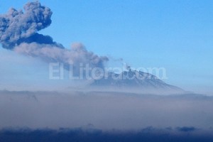 ELLITORAL_122066 |  EFE Así se ve en Chile, en la zona del volcán. El viento transporta las cenizas hacia nuestra región.