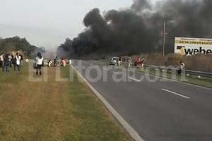ELLITORAL_122136 |  Periodismo Ciudadano / WhatsApp Pasajeros enviaron imágenes al WhatsApp de El Litoral tras presenciar el incendio