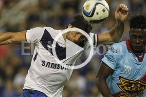 EFE Mano blanca. Sólo se pudo comprobar en el cuadro a cuadro de la TV. El que tocó la pelota fue el jugador de Vélez.