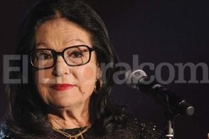 Google Images La exitosa historia de Mouskouri comenzó en la década de 1950. En algunas películas griegas de esa época apareció una joven dama un poco insegura: Nana Mouskouri, entonces sin anteojos.