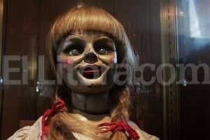 Gentileza Warner Bros. Anabelle , una muñeca poseída por un espíritu maligno. Fue dirigida por John Leonetti.