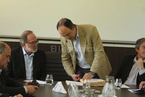 ELLITORAL_162819 |  Guillermo Di Salvatore Tijera. El intendente Corral abre uno de los 9 sobres con las ofertas, acompañado por Daniel Chaín, el secretario de Obras Públicas del Ministerio del Interior, Obras Públicas y Vivienda de la Nación.