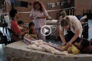 ELLITORAL_143687 |  Prensa Municipalidad Santa Fe Controles. Personal del área de salud del municipio realiza un seguimiento médico en los centros de evacuación.