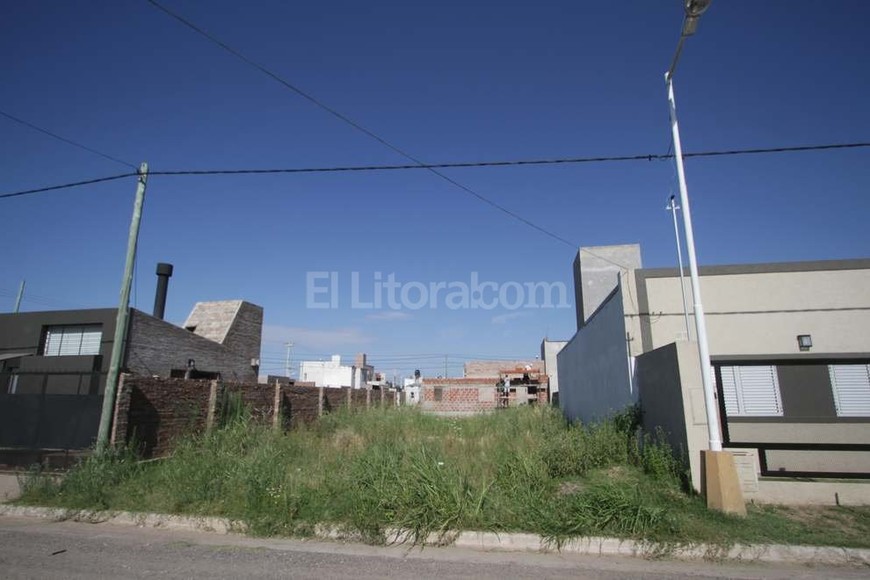 ELLITORAL_167772 |  Pablo Aguirre Yuyal. Uno de los reclamos de los vecinos de Nueva Esperanza Este tiene que ver con la propagación de yuyales en los lotes baldíos, que son terrenos municipales.