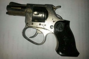 Arma secuestrada al joven de 19 años.