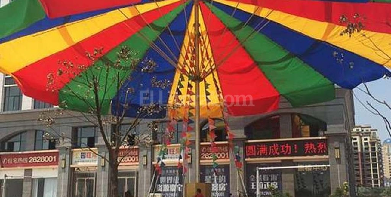 Una empresa fabricó el paraguas más grande del mundo