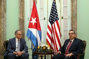 ELLITORAL_127564 |  EFE El ministro interino de Relaciones Exteriores de Cuba, Marcelino Medina, se reunió con el jefe de la Sección de Intereses de EE.UU. en La Habana, Jeffrey DeLaurentis.
