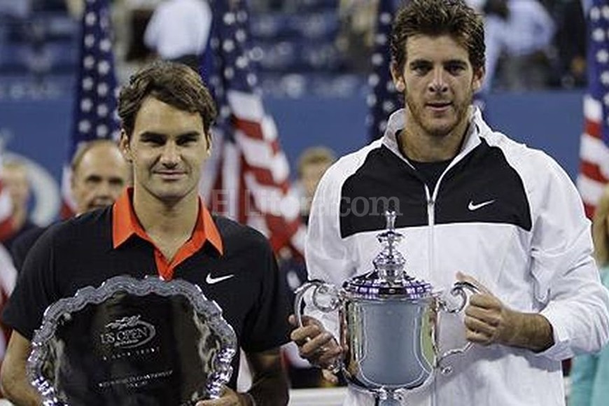 ELLITORAL_148363 |  www.telegraph.co.uk Del Potro y Federer comparten la ceremonia de premiación tras la victoria del tandilense en el US Open de 2009.