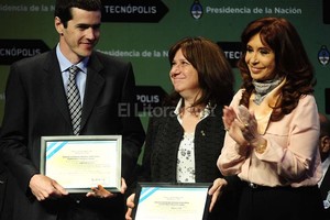Telam La Dra. Raquel Chan y la presidenta Cristina Fernández.