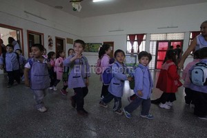 ELLITORAL_125062 |  Mauricio Garín La salida. Los chicos terminan su día en el jardín sonriendo, cantando y estando atentos a todo lo que sucede alrededor. En fila se dirigen hacia la puerta en la búsqueda del familiar que los retira.