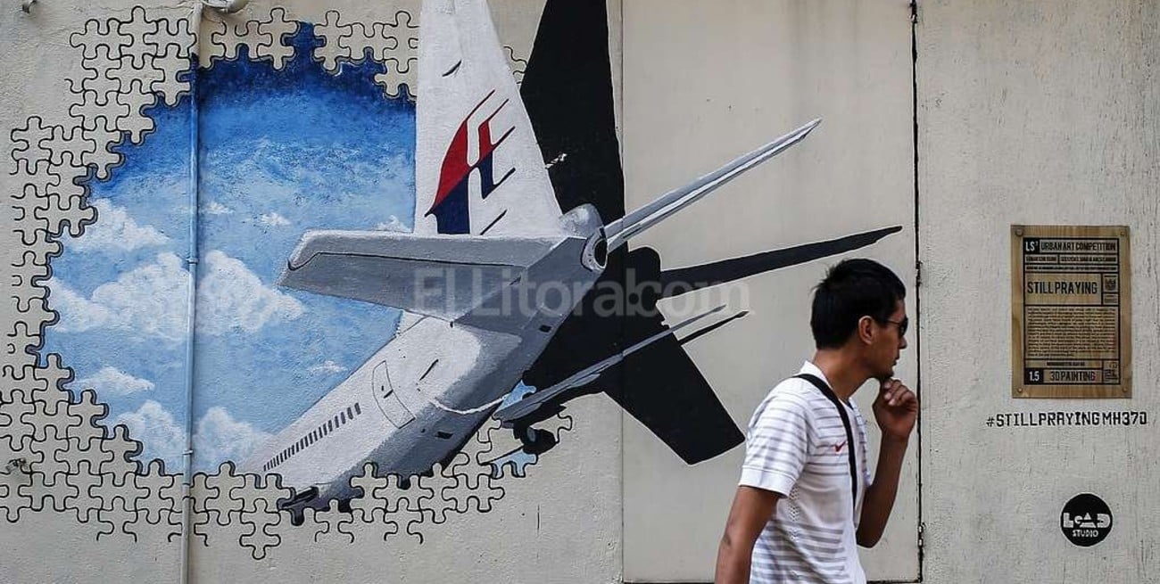 Hallan parte de un avión e investigan si pertenece al vuelo MH370 de Malaysia Airlines