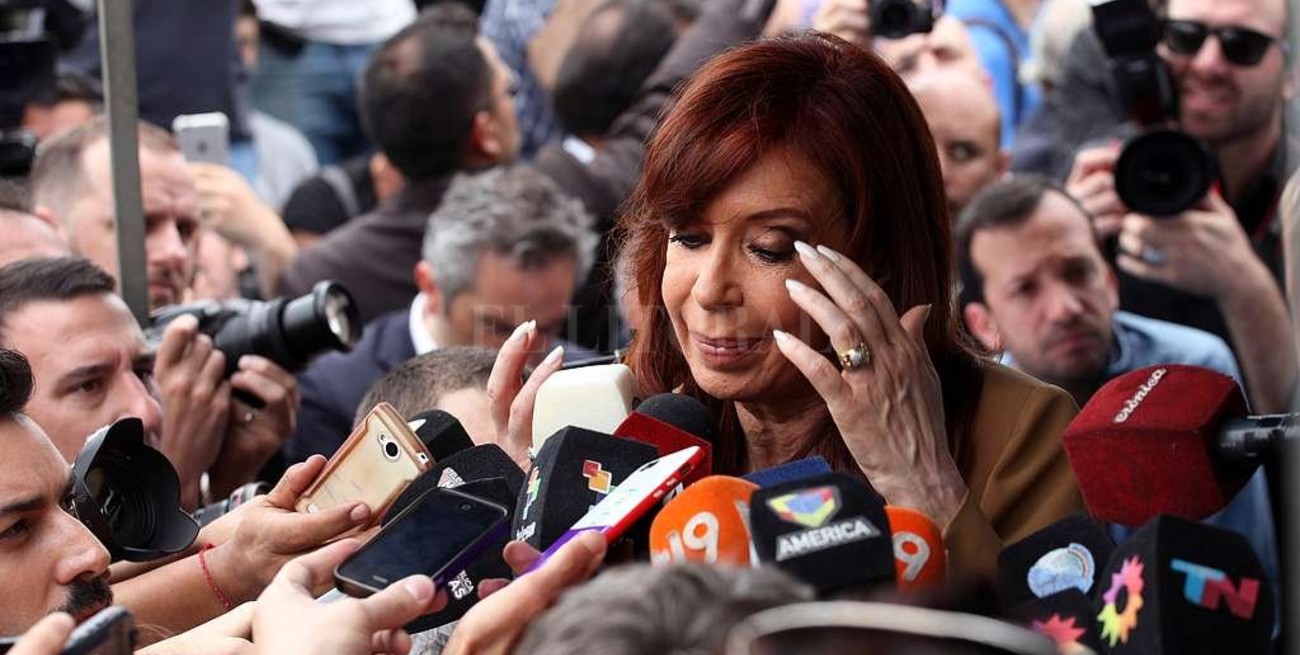 Piden que se investigue si CFK promovió falsas denuncias contra Stiuso