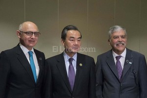 ELLITORAL_139264 |  Telam El ministro de Asuntos Exteriores de China, Wang Yi, se reunió con el canciller argentino Héctor Timerman y el ministro de Planificación Federal Julio De Vido en el marco del G20 que se realiza en Turkia. ambas comisiones comparten una reunión de trabajo.