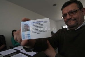 ELLITORAL_137054 |  Mauricio Garín Con licencia. Eduardo Laurencena Berraz es sordo y tiene su licencia de conducir, que obtuvo en Santa Fe antes de que se implemente el nuevo sistema nacional. Pero si no le resuelven el problema, no podrá renovarla.
