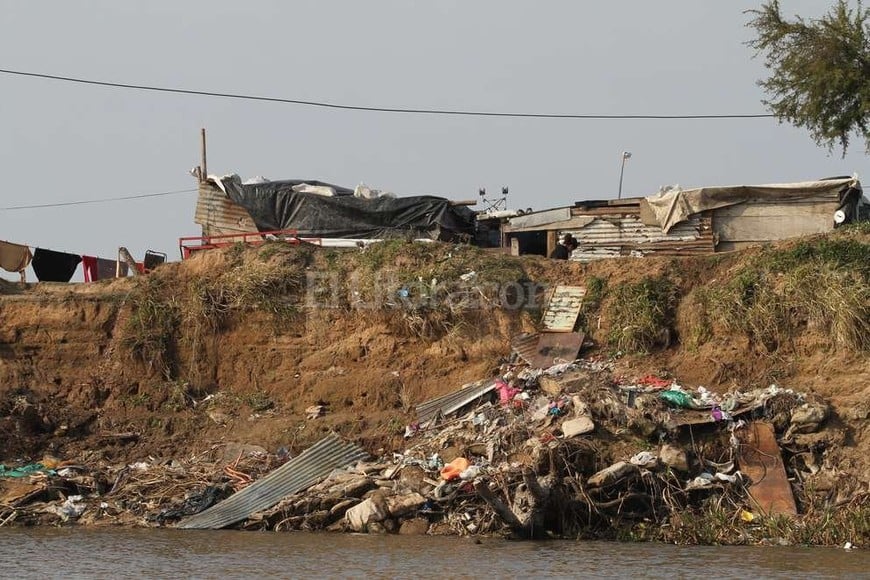 ELLITORAL_158411 |  Mauricio Garín Contaminación. Sobre la costa se observa la basura que arrojan los ocupantes de este sector de Alto Verde. Lo mismo ocurre en todo el distrito.