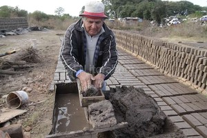 Guillermo Di Salvatore Un regreso obligado. Rogelio fue uno de los vecinos relocalizados en La Nueva Tablada. Pero volvió apenas bajó el agua por su actividad.  Allá no podía dedicarme a la ladrillería, que es el sustento de mi familia , dijo.