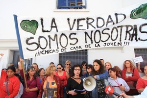 ELLITORAL_124357 |  Pablo Aguirre En 9 de Julio y Monseñor Zazpe. Cris y Dire inocentes ;  Fuerza y Justicia ,  La verdad somos nosotras , eran algunas de las inscripciones que se leían En los carteles de la movilización.
