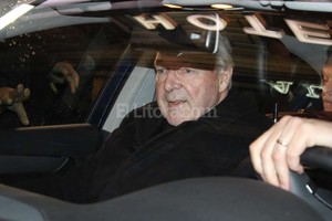 Agencia EFE. El cardenal George Pell, encargado de las finanzas del Vaticano, sale del hotel Quirinale en Roma.