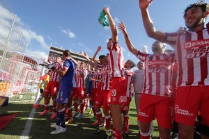 Manuel Fabatía. La semana de felicidad de Unión arrancó en este momento, con los jugadores festejando con los hinchas apenas escuchado el pitazo final de Patricio Loustau en el clásico del sábado pasado.