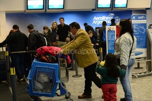 DyN Los pasajeros aguardan en Aeroparque la decisión de la empresa sobre si pueden embarcar.