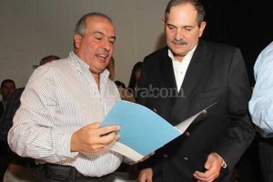 periodicomovil.com.ar Alperovich junto a José López, el ex funcionario kirchnerista detenido mientras intentaba esconder millones de dólares en un monasterio de la provincia de Buenos Aires.