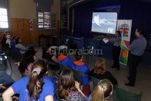 El Litoral Un momento de la charla brindada en el colegio Don Bosco.