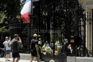 ELLITORAL_139286 |  DyN Muestras de solidaridad en la embajada de Francia en Argentina.