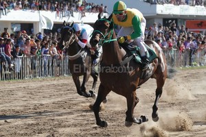Pablo Aguirre Imponente. Bass Line ganando ante una multitud en Las Flores, el público siempre responde cuando se arman buenas carreras.