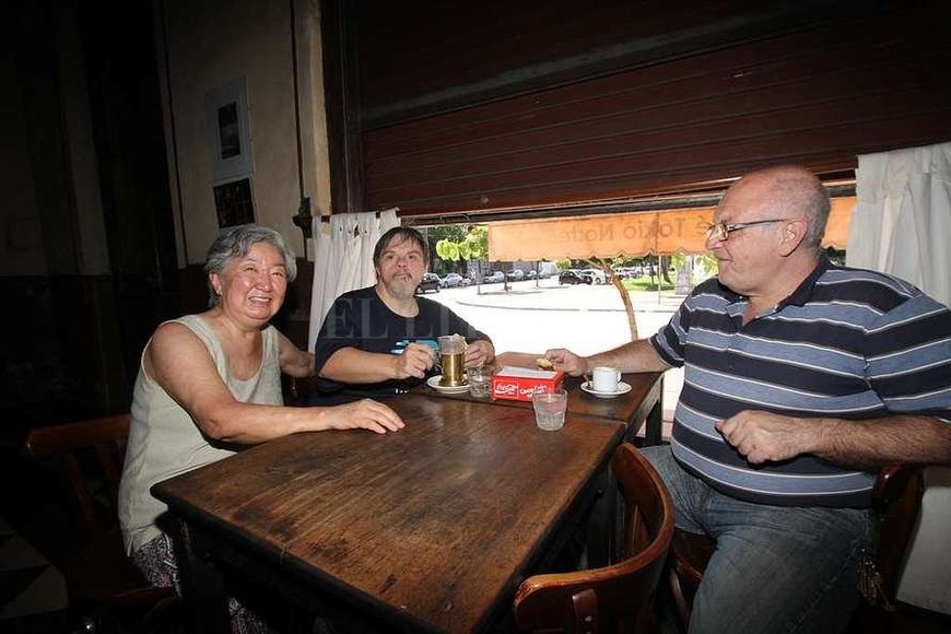 ELLITORAL_174361 |  Mauricio Garín Amelia Higa, dueña del Tokio, acompañando a dos de sus fieles clientes.