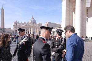 EFE El ingreso a la Plaza San Pedro estuvo hoy estrictamente controlada por las fuerzas de seguridad.