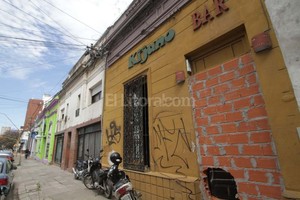 ELLITORAL_135792 |  Mauricio Garín Kijano Bar. El nombre quedó impreso en la pared de esta vivienda en la que funcionó un local nocturno y ahora es ocupada por intrusos.